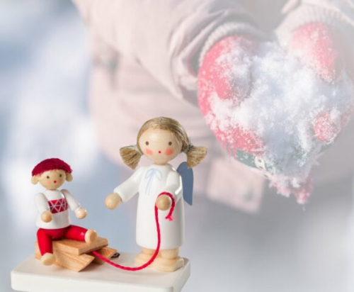 Engel mit Puppe auf Schlitten, von Flade